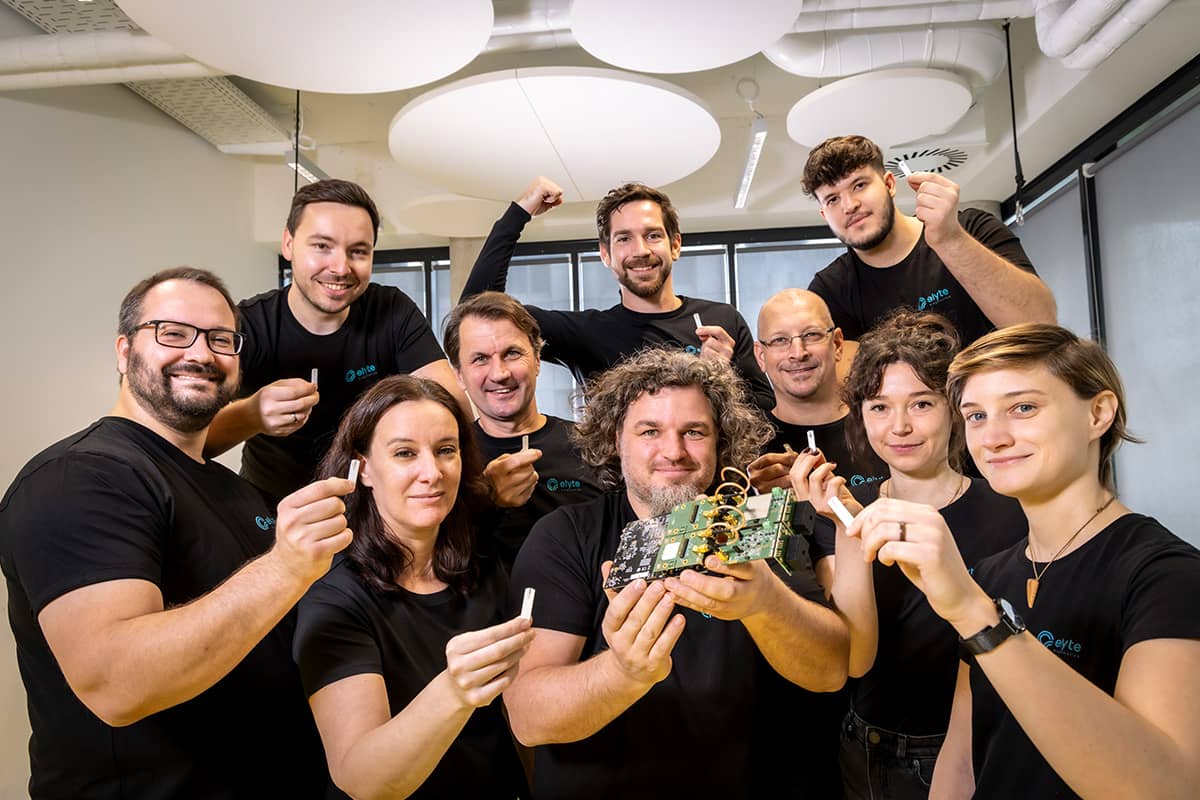 group foto of the elyte team