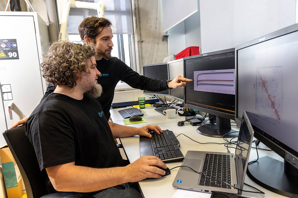 Forscher arbeiten an PC mit mehreren Bildschirmen